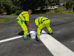 travaux route bande blanches.jpg